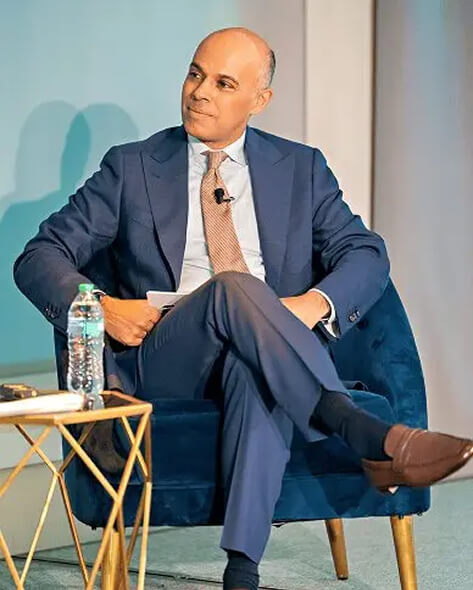 Amit Sevak sentado en una silla durante una conferencia.